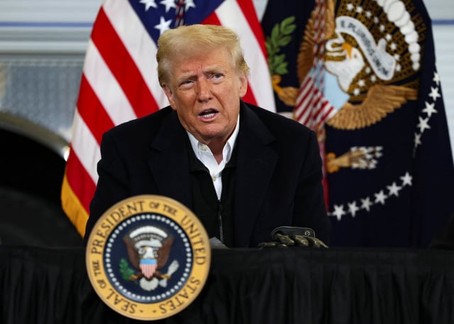 Le président américain Donald Trump prend la parole lors d’un briefing sur les catastrophes dans un hangar, à l’aéroport régional d’Asheville, Caroline du Nord, États-Unis, le 24 janvier 2025