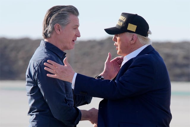 US-Präsident Donald Trump (r.) spricht mit dem kalifornischen Gouverneur Gavin Newsom