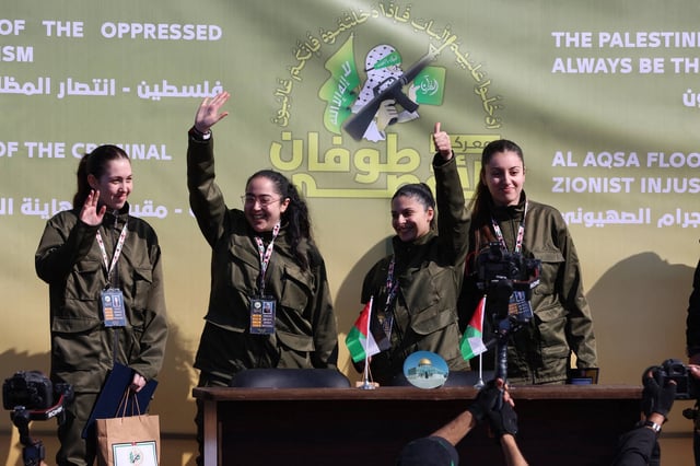 Avant de recouvrir leur liberté, samedi 25 janvier, les quatre femmes avaient été présentées sur un podium à Gaza.