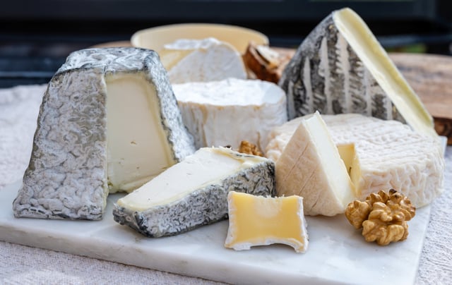 Les fromages ont été vendus entre la mi-novembre 2024 et fin janvier 2025, ajoutent les autorités sanitaires, qui préconisent de ne surtout pas les consommer.