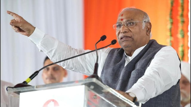 Congress president Mallikarjun Kharge pays tribute to the architects of the Constitution on the 76th Republic Day (PTI)