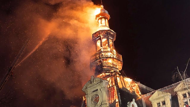 Mehr als 150 Feuerwehrleute kämpften gegen die Flammen, die aus dem Turm schlugen.