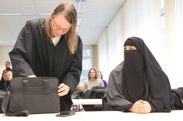 Der Klägeranwalt mit seiner Mandantin während der Verhandlung