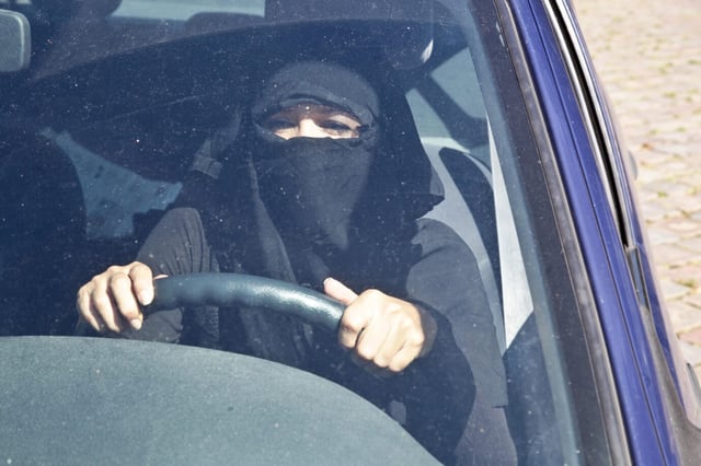 Hier schlägt die Straßenverkehrsordnung das Grundgesetz: Eine Muslimin muß beim Autofahren ihre Vollverschleierung ablegen, entscheidet ein Berliner Gericht. Dabei hatte die Klägerin eine einfallsreiche Idee. In Deutschland nicht erlaubt: Muslima mit Niqab beim Autofahren (Archivbild). Foto: picture alliance / Rolf Kremming | Rolf Kremming