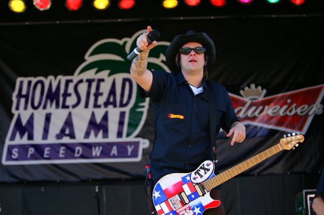 Musician Jaret Reddick of Bowling for Soup performs during a concert on Nov. 19, 2006 in Homestead, Florida.