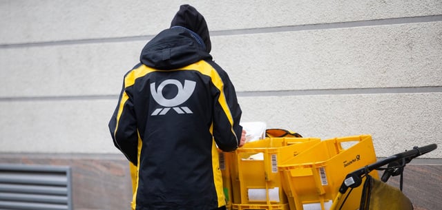 Ein Briefträger der Deutschen Post verteilt Sendungen. Die Gewerkschaft Verdi hat zum Streik aufgerufen. (Symbolbild)