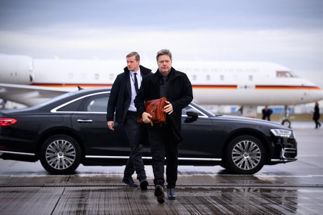 27. Januar: Robert Habeck steigt in ein Flugzeug, um mit Bundespräsident Steinmeier nach Kattowitz zu fliegen
