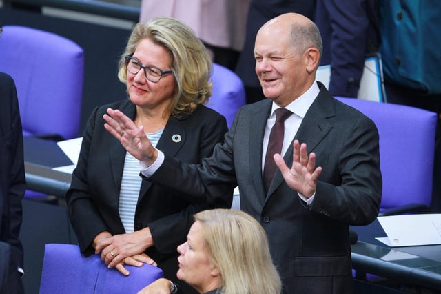 Das Bild soll die Beförderung von Beamten durch die Bundesregierung symbolisieren