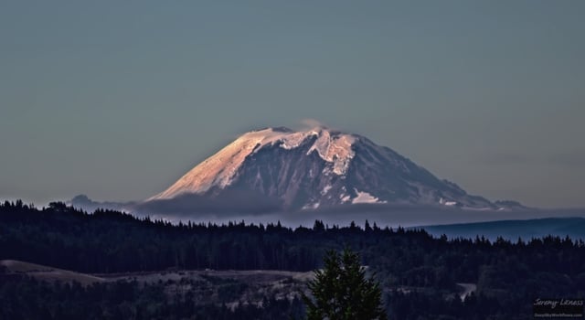 View at EarthSky Community Photos. | Jeremy Likness took this photo on July 24, 2023. Thank you! This is a view of Mount Rainier in Washington. Rainier is one of the Cascade volcanoes in the Pacific Northwest. A new study said the Cascade volcanoes, though mostly dormant, still hold large pools of magma beneath them.