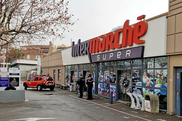 Un homme qui criait « Allah akbar » a attaqué au couteau un client d'un supermarché d'Apt, samedi 25 janvier.
