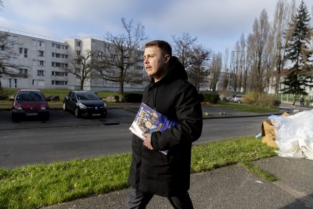 Louis Boyard, candidat LFI en campagne pour la municipale partielle, sur le quartier du plateau, à Villeneuve-Saint-Georges le 11 janvier 2025.