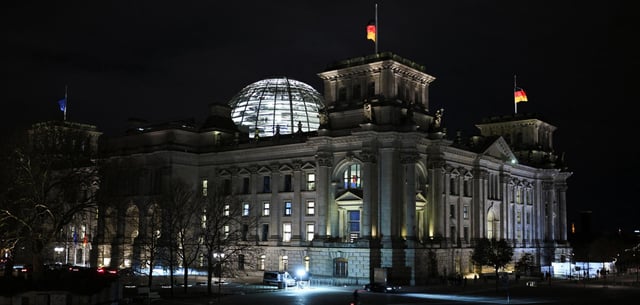Der Berliner Reichstag in der Nacht von Mittwoch zu Donnerstag