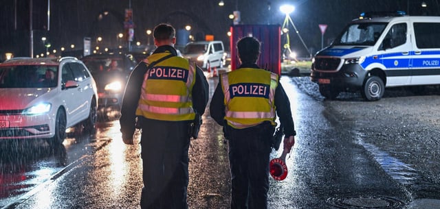 Beamte der Bundespolizei am deutsch-polnischen Grenzübergang Stadtbrücke in Frankfurt (Oder)