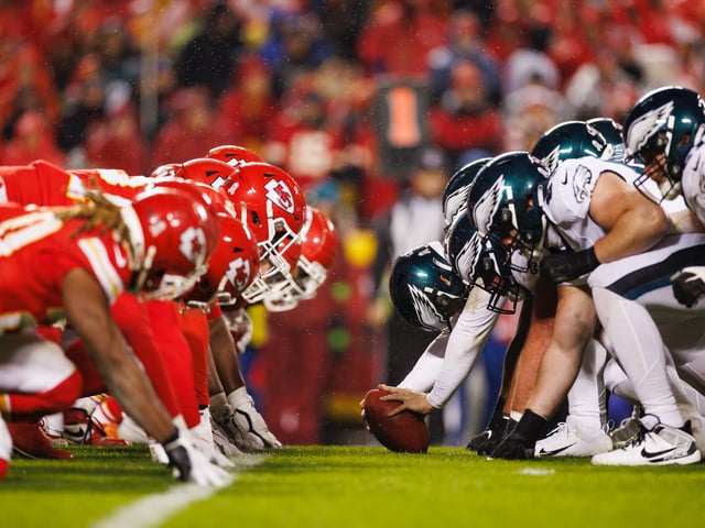 Deutsche Fans können den Super Bowl zwischen den Eagles und Chiefs gleich bei mehreren Anbietern im TV oder Stream verfolgen.