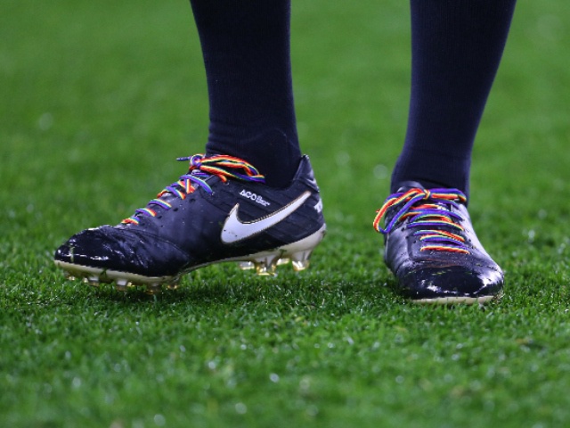 LONDON, ENGLAND - NOVEMBER 26: Referee Michael Oliver wearing Stonewall rainbow boot laces during the Premier League match between Chelsea and Tottenham Hotspur at Stamford Bridge on November 26, 2016 in London, England. (Photo by Catherine Ivill - AMA/Getty Images)
