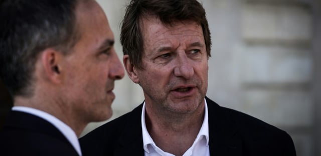 Le sénateur écologiste Yannick Jadot (droite) et Raphaël Glucksmann (gauche) lors d'un rassemblement du mouvement Place publique à la Réole dans le sud-ouest de la France le 5 octobre 2024