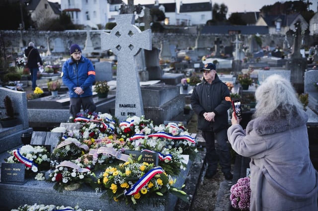 La tombe de Jean-Marie Le Pen à la Trinité-sur-Mer, le 11 janvier 2024.