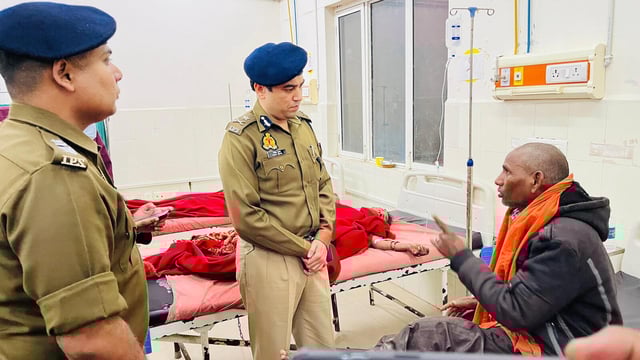 IG Varanasi Mohit Gupta interacting with one of the injured at hospital in Ghazipur (HT Photo)