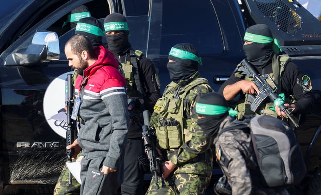 Les images émouvantes des retrouvailles entre les deux otages israéliens libérés ce 1er février