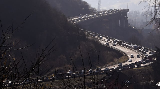 Des dizaines de kilomètres de bouchons rendaient difficiles l’accès aux stations de la Tarentaise ce week-end. (Image d’illustration)
