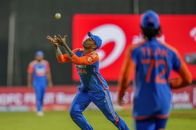 India's captain Suryakumar Yadav prepares to take the catch to dismiss England's Jamie Overton during the fifth Twenty20 cricket match between India and England at Wankhede Stadium in Mumbai, India, Sunday, Feb. 2, 2025.(AP Photo/Rafiq Maqbool)