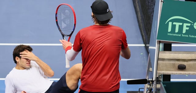 Zwischenfall im Davis Cup: Cristian Garín (l.) liegt nach dem Zusammenstoß mit Zizou Bergs am Boden