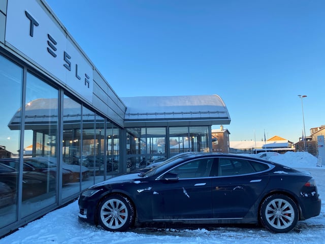 A general view of a Tesla store in Porsgrunn, Norway, December 24, 2021. REUTERS/Victoria Klesty/File Photo