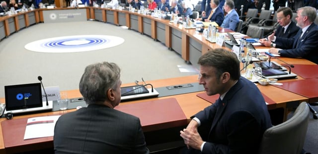 AFP - Le président français Emmanuel Macron (d) s'entretient avec le Premier ministre slovène Robert Golob avant le début de la table ronde lors de la retraite informelle des dirigeants de l'UE au Palais d'Egmont à Bruxelles, le 3 février 2025