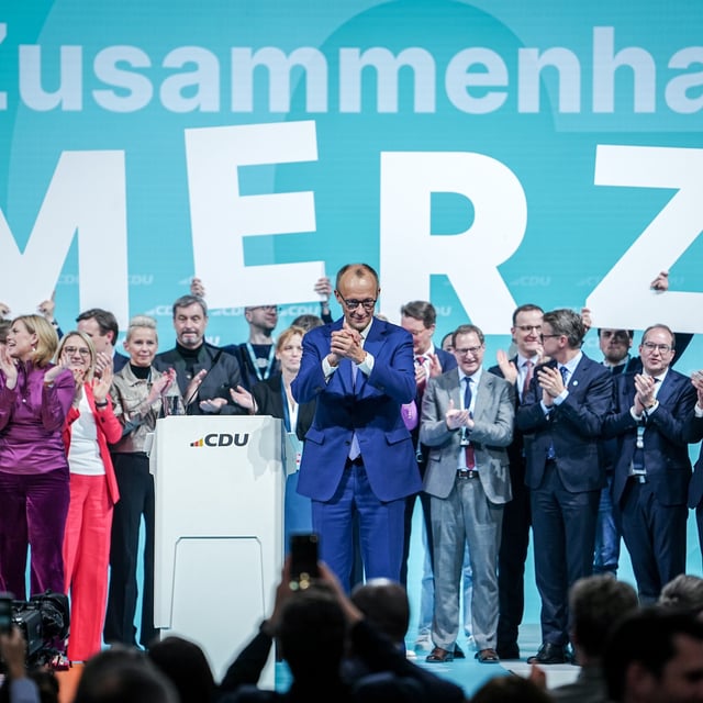 CDU-Chef Friedrich Merz wird nach seiner Rede auf dem Parteitag in Berlin bejubelt.