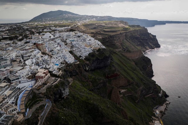 Sur l'île touristique de Santorin, les secousses se multiplient ce lundi 3 février.