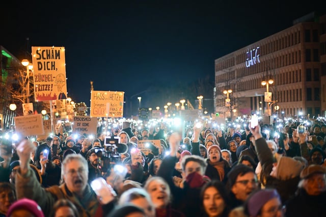 Demonstranten auf der Straße vor der CDU-Parteizentrale