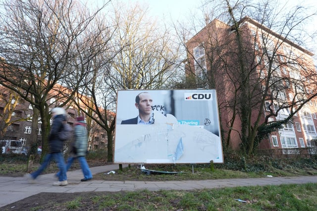 Wahlplakate, die den CDU-Spitzenkandidaten Dennis Thering zeigen, werden häufig Opfer von Zerstörungen