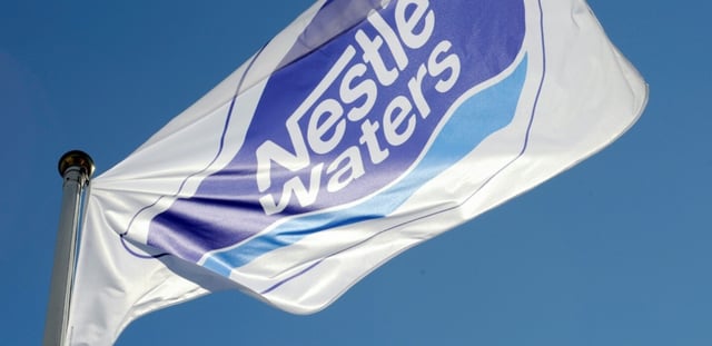 Début 2024, visé par de premières révélations, Nestlé Waters, filiale du géant suisse de l'agroalimentaire, avait reconnu avoir eu recours à des systèmes interdits de microfiltration pour maintenir la "sécurité alimentaire" de ses eaux minérales