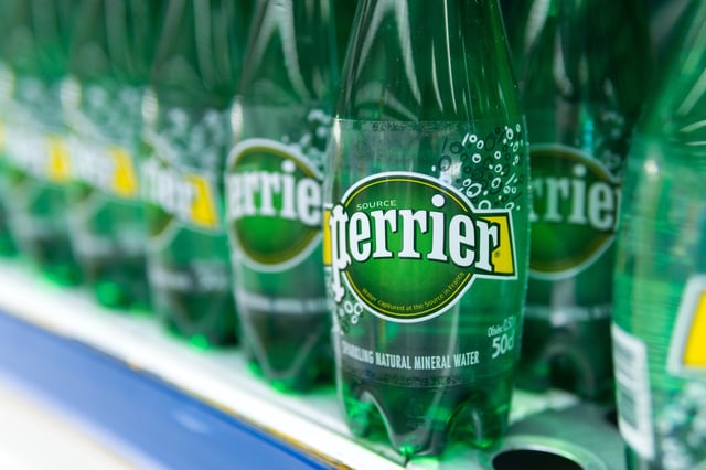 Jusqu’en 2021, Nestlé a procédé à l’assainissement de ses sources alimentant ses bouteilles d’eau, via des techniques de purifications (UV, filtres à charbon actifs). Problème : ces pratiques sont interdites.