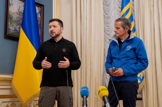 Volodymyr Zelensky et le directeur général de l’Agence internationale de l’énergie atomique (AIEA) Rafael Mariano Grossi à Kiev, le 4 février 2025.