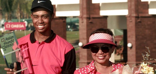 Tiger Woods und seine Mutter Kultida bei den Asian Honda Classic in Bangkok im Jahr 1997