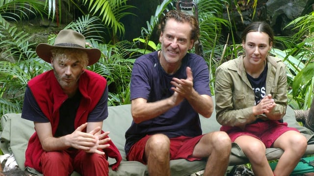 Schlechte Stimmung bei Sam Dylan (l.) und seinem Freund nach Sams Aus im Dschungelcamp.