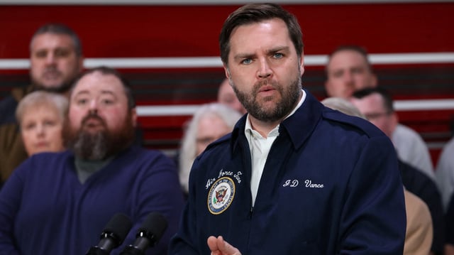 Le vice-président américain JD Vance s’exprime lors d’une visite à East Palestine, Ohio, États-Unis, le 3 février 2025