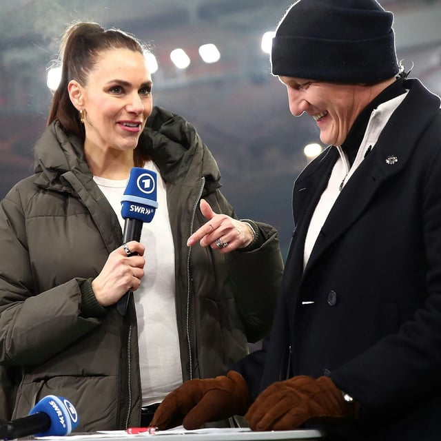Esther Sedlaczek und Bastian Schweinsteiger am Dienstag (4. Februar 2025) in der TV-Übertragung zum Pokal-Viertelfinale zwischen Stuttgart und Augsburg in der ARD.