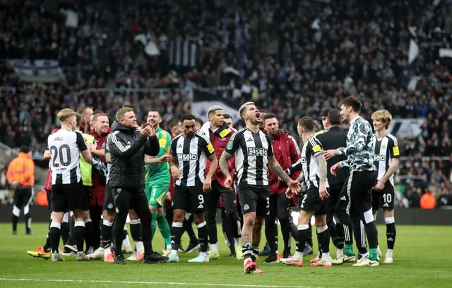Soccer Football - Carabao Cup - Semi Final - Second Leg - Newcastle United v Arsenal - St James' Park, Newcastle, Britain - February 5, 2025 Newcastle United manager Eddie Howe and Bruno Guimaraes with teammates celebrate after the match REUTERS/Scott Heppell