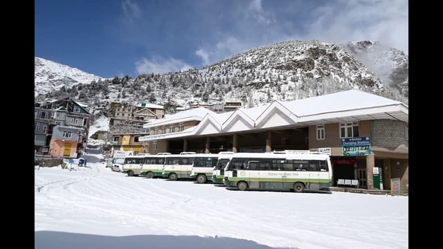 After a significant change in weather on Tuesday, the higher reaches of Himachal Pradesh on Wednesday received fresh snowfall, while rainfall was also experienced at many locations in the state. (HT Photo)