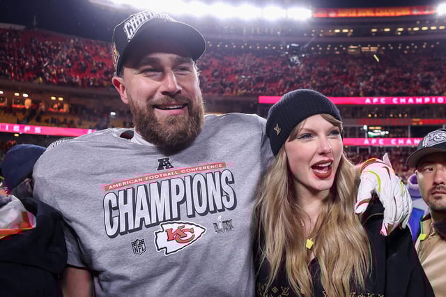 Taylor Swift zusammen mit Partner Travis Kelce nach dem Sieg der Chiefs gegen die Buffalo Bills