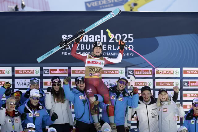 Alpine Skiing - FIS Alpine World Ski Championships - Women's Super G - Saalbach, Austria - February 6, 2025 Austria's Stephanie Venier celebrates on the podium with teammates after winning the Women's Super G REUTERS/Leonhard Foeger