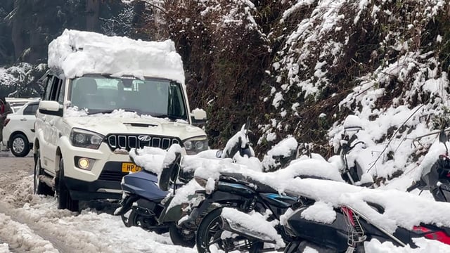 Vehicles covered in snow in Manali on Thursday. (ANI)