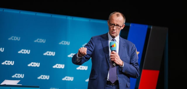 Friedrich Merz (CDU), Kanzlerkandidat der Union, spricht bei einem Wahlkampftermin seiner Partei im saarländischen St. Ingbert