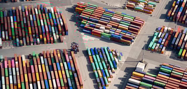 Das Luftbild zeigt zahlreiche Container auf dem Gelände eines Containerterminals im Hamburger Hafen