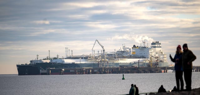 Anlandung von LNG-Flüssigerdgas am Terminal in Wilhelmshaven