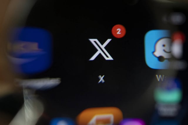 Le logo de X visible sur un smartphone à Paris, le 28 octobre 2023.