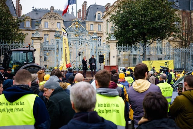 Véronique Le Floc'h, présidente de la Coordination rurale, lors d'un rassemblement d'agriculteurs et de pêcheurs le 25 janvier 2024 à Rennes, devant la préfecture de Bretagne.