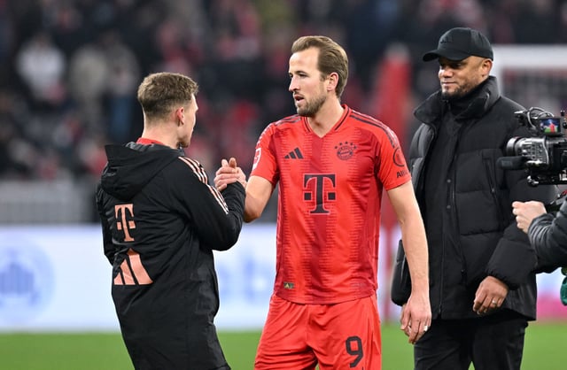 Soccer Football - Bundesliga - Bayern Munich v Werder Bremen - Allianz Arena, Munich, Germany - February 7, 2025 Bayern Munich's Harry Kane, Joshua Kimmich and coach Vincent Kompany celebrate after the match REUTERS/Angelika Warmuth